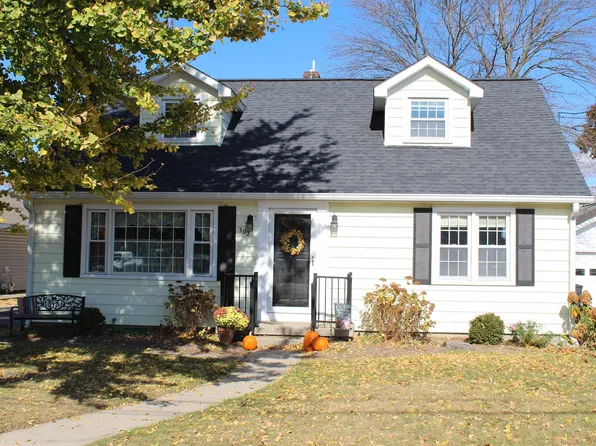 302 W School St, Wolcott, IN 47995