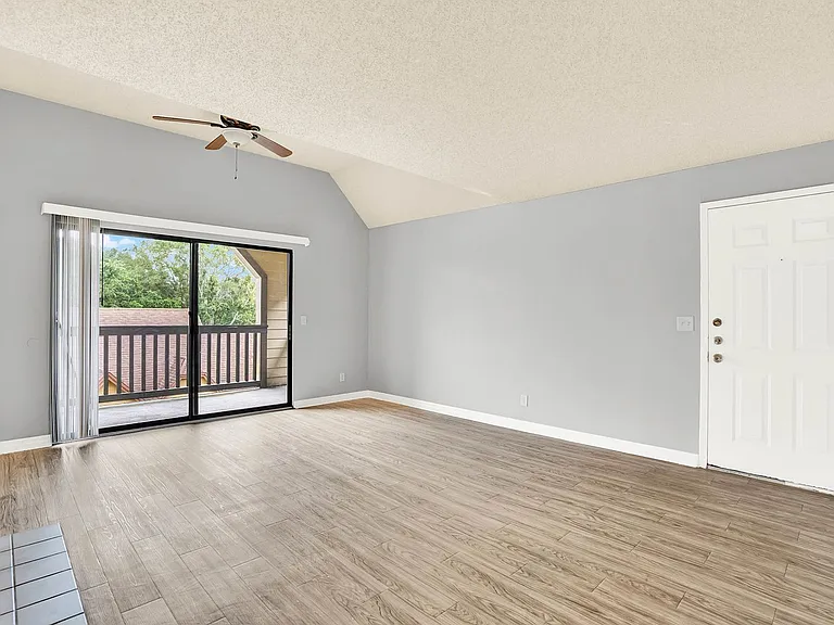 345 Lakepointe Dr #304 — Photo 4
