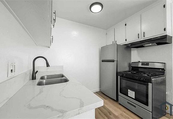 4th image of 634 W 92nd St #13