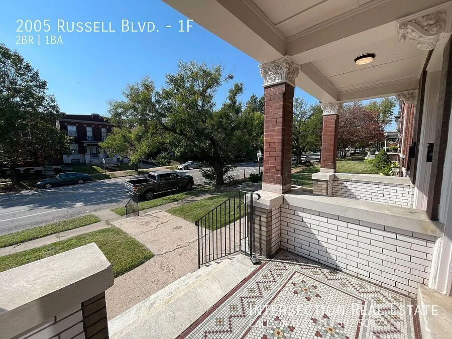 Stunning 2 Bedroom w/ Large Rooms and Tasteful Updates Blocks from Lafayette Park — Photo 3