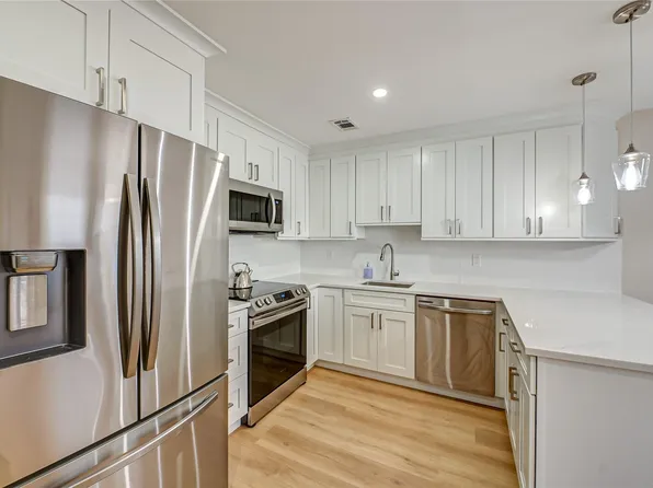 35 Whalers Cove #35, Babylon, NY 11702