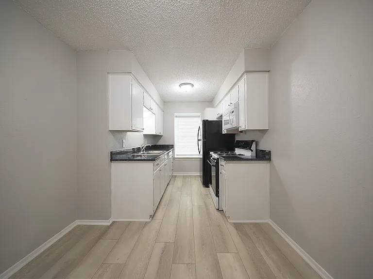 1717 N Locust St — Photo 8