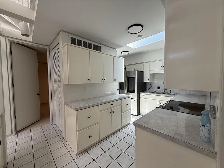 575 Belvedere Dr — Photo 4