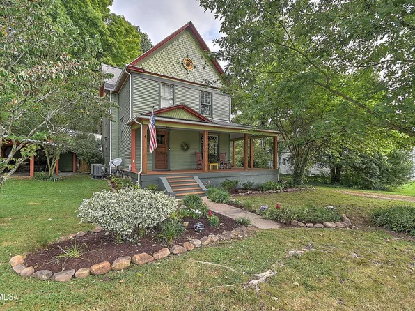561 Clifton St, Damascus, VA 24236