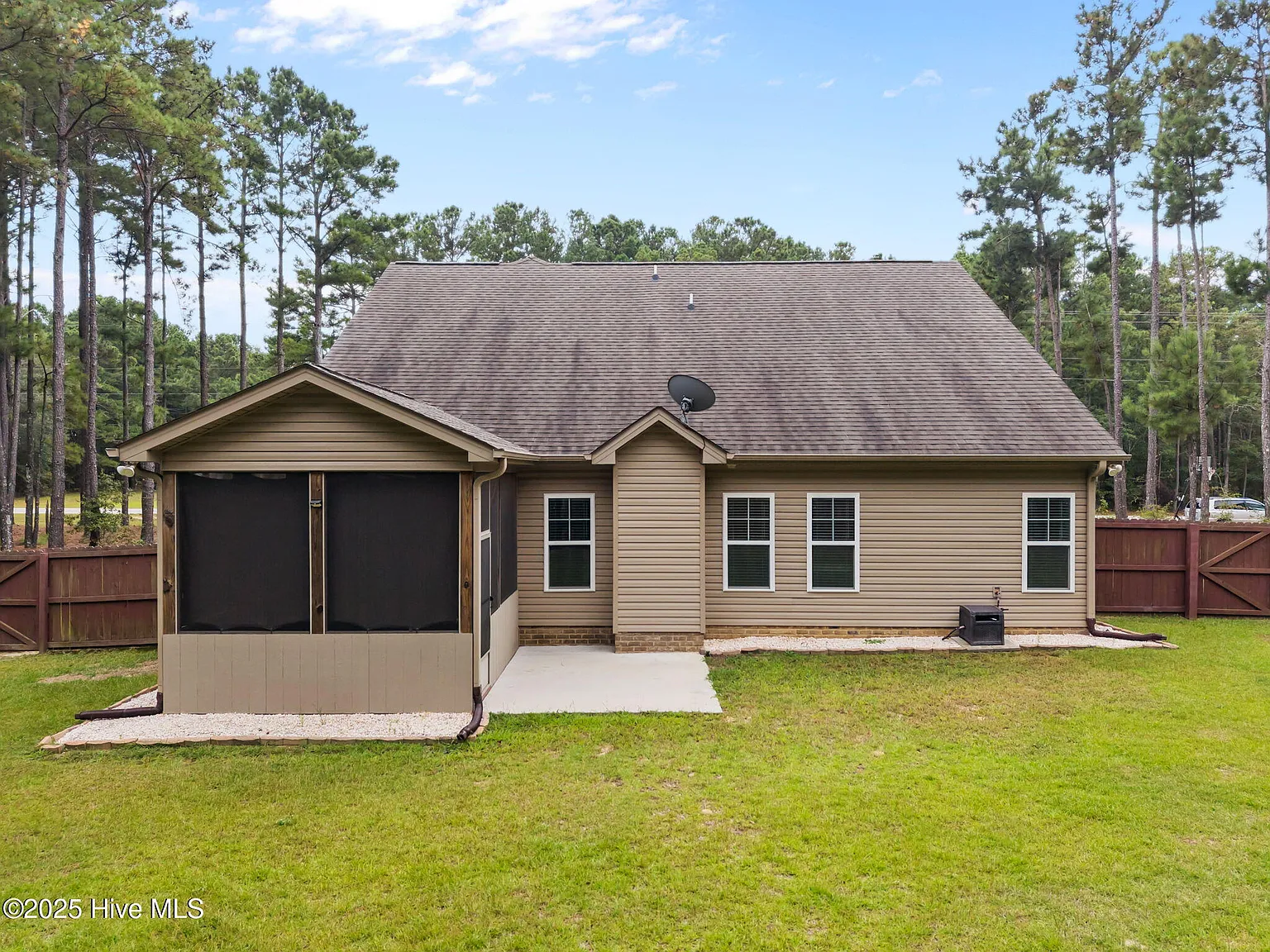4 bed, 2.5 bath, 2252 sqft, $2,450 — Photo 2