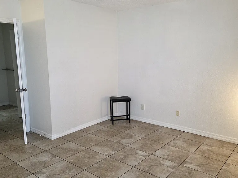 Antique Oaks Cir — Photo 19