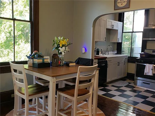 3 bed, 1.0 bath, 1350 sqft, $2,700 — Photo 4