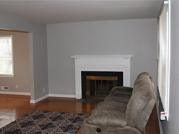 Living room leading to formal dinning room