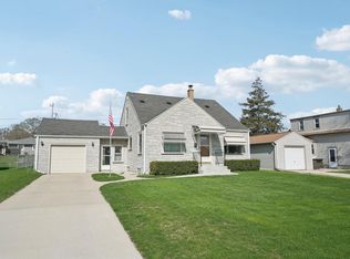 3541 S 44th St, Greenfield, WI 53220