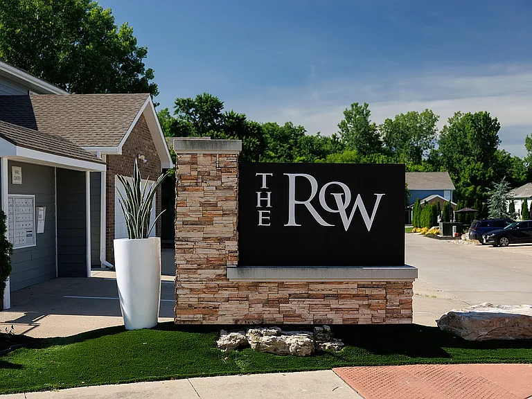 Monument-Sign-The-Row-Apartment-Homes-Near-Mizzou