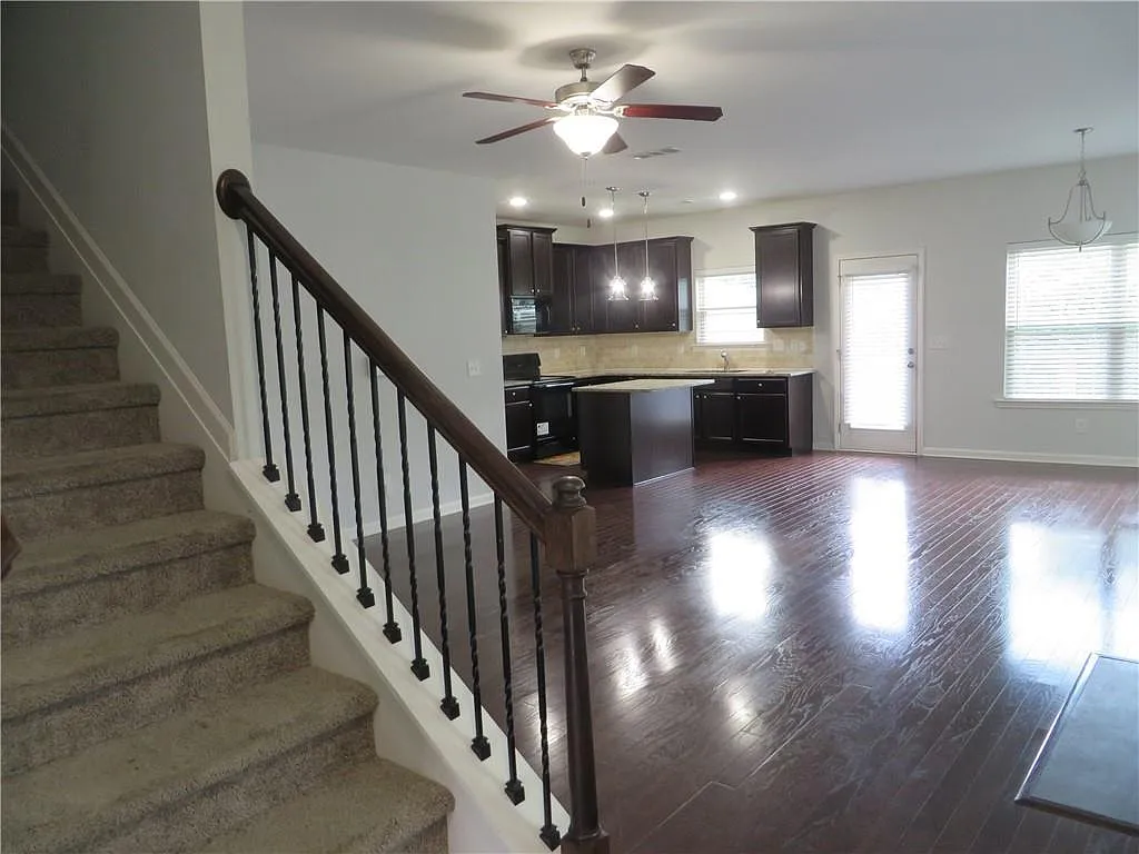 3 bed, 2.5 bath, 1998 sqft, $2,300 — Photo 4