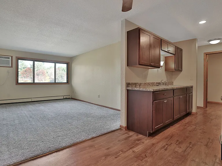 Oakridge Apartments — Photo 15
