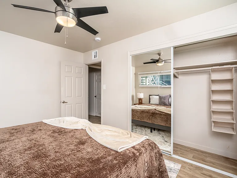402 W Earll Dr #1 — Photo 7