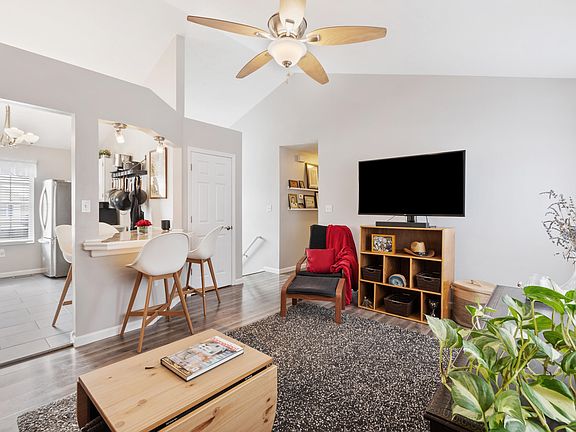 4th image of 1076 Pebble Creek Dr