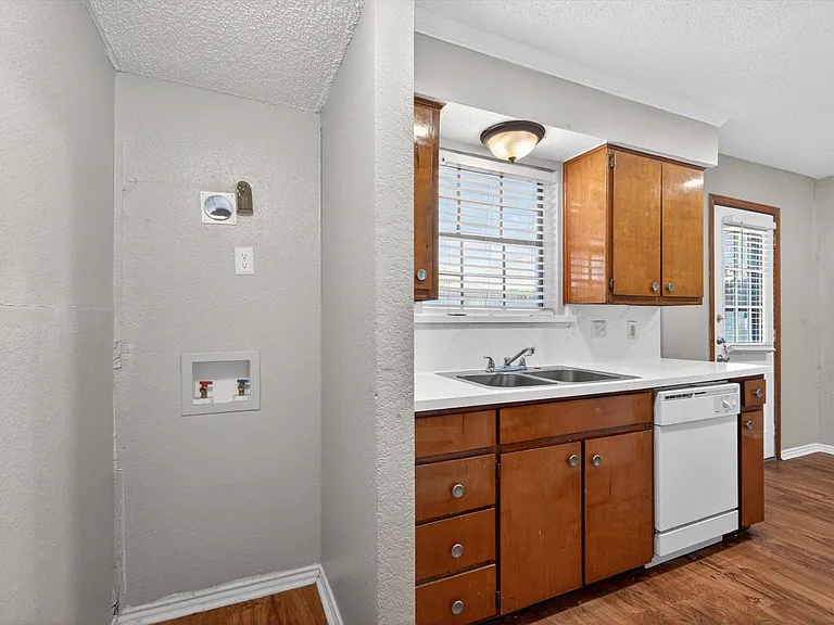 305 Cambridge Dr #305 — Photo 7