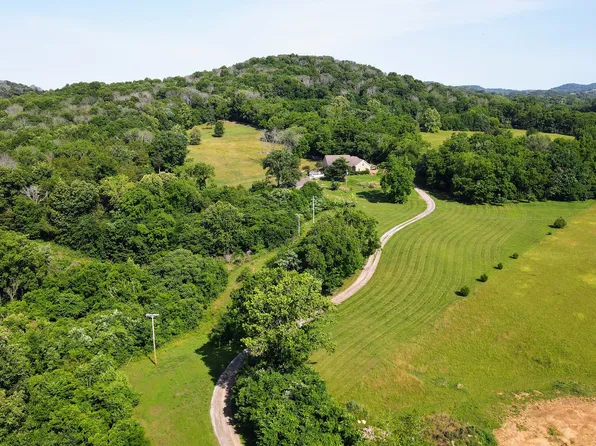 335 Hankins Ln, Hartsville, TN 37074