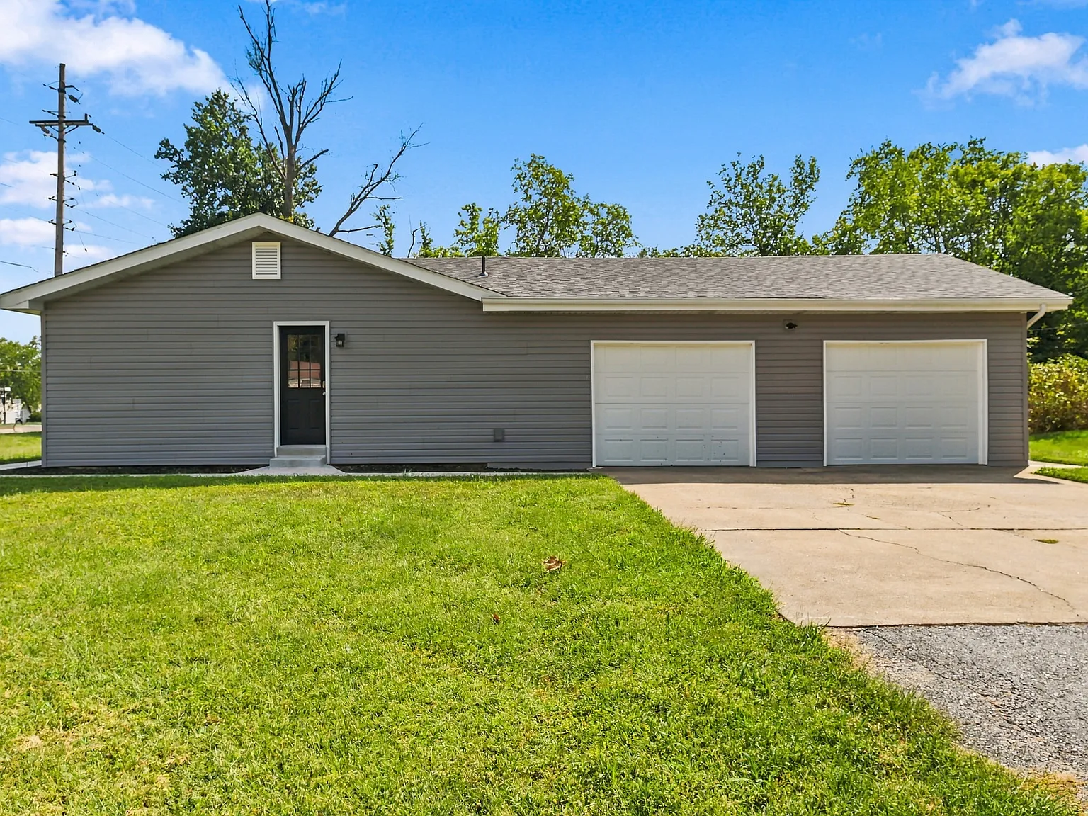 3 bed, 1.5 bath, 1128 sqft, $1,895 — Photo 3