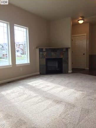 Living room / gas fireplace