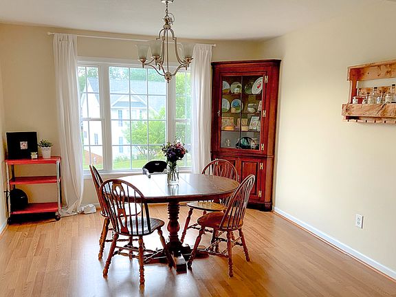 3rd image of 212 Mountain Breeze Dr
