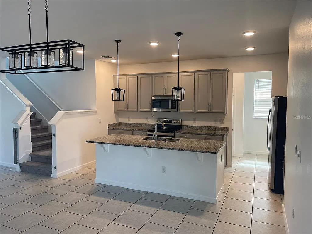 4 bed, 3.5 bath, 2023 sqft, $2,999 — Photo 2