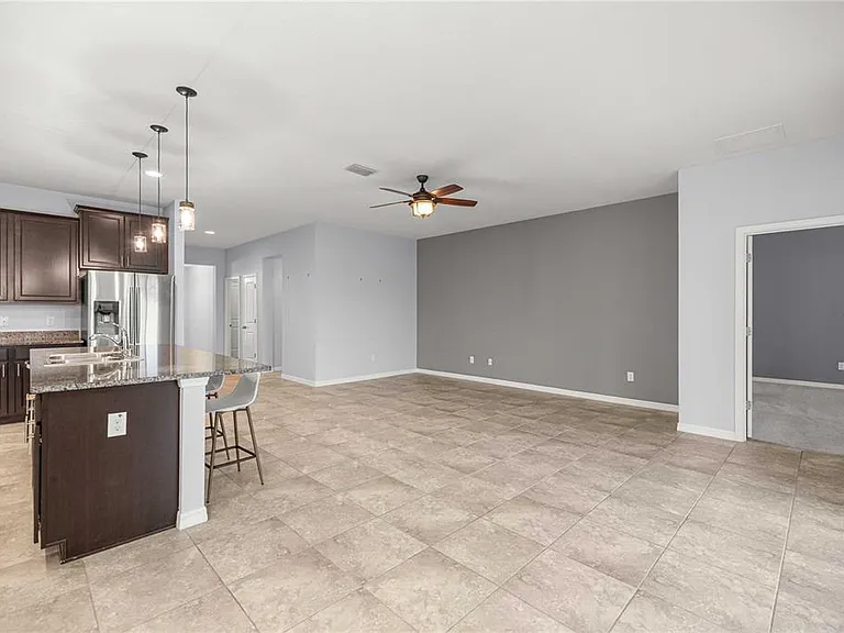 5649 SW 50th Ave — Photo 8
