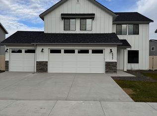 6922 W Redwood Creek Dr, Meridian, ID 83646