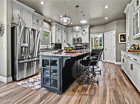 1 Hedges Cir, Bella Vista, AR 72715