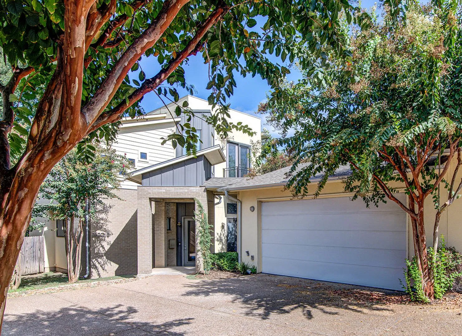 Modern 3 Beds and 3 Baths Townhouse in Pemberton Heights! — Photo 1