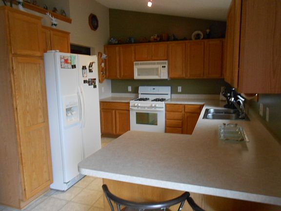 3rd image of 744 Heritage Ln