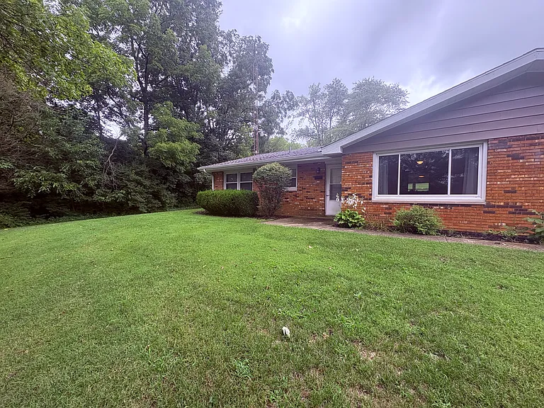 Stowe Dr — Photo 11
