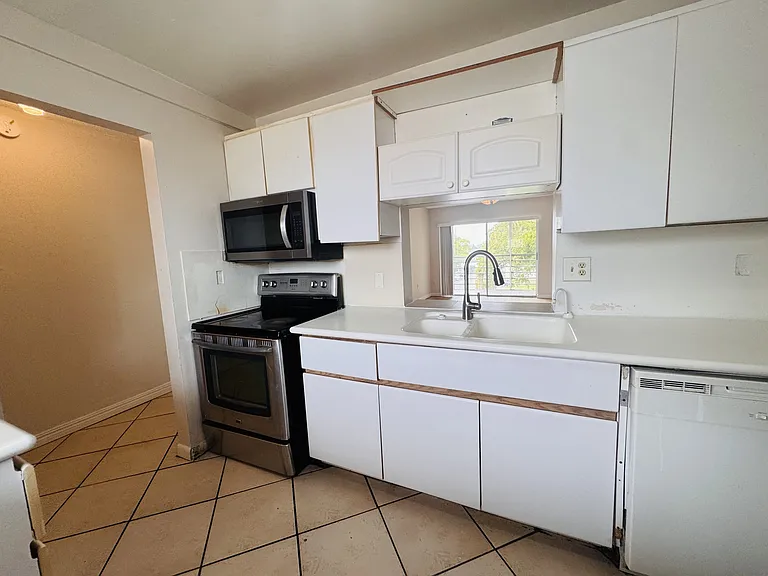 2800 NW 56th Ave — Photo 3