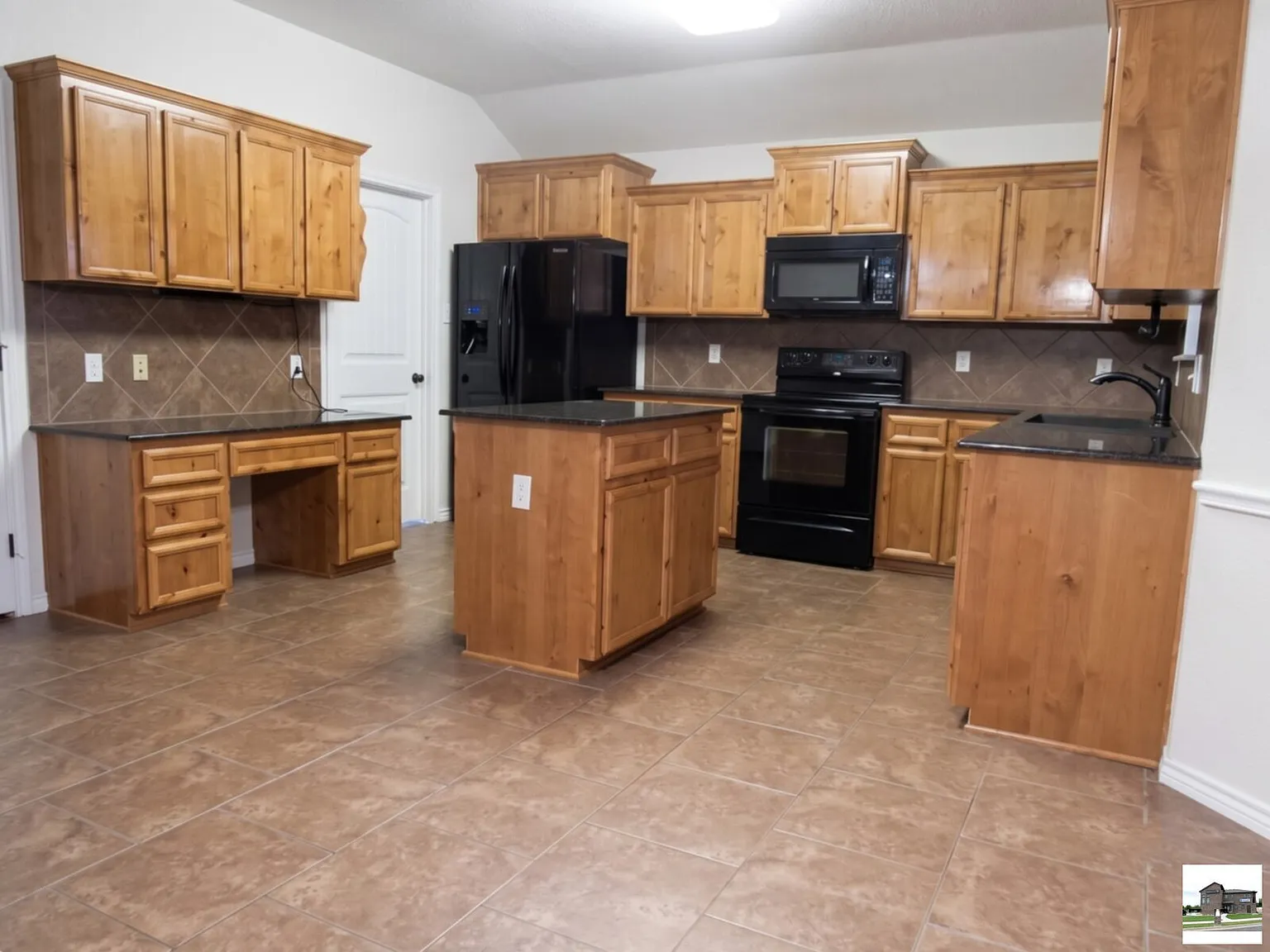 3 bed, 2.0 bath, 2054 sqft, $1,795 — Photo 3