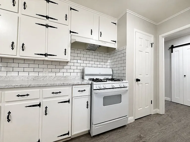 1005 Oakwood Ln — Photo 9