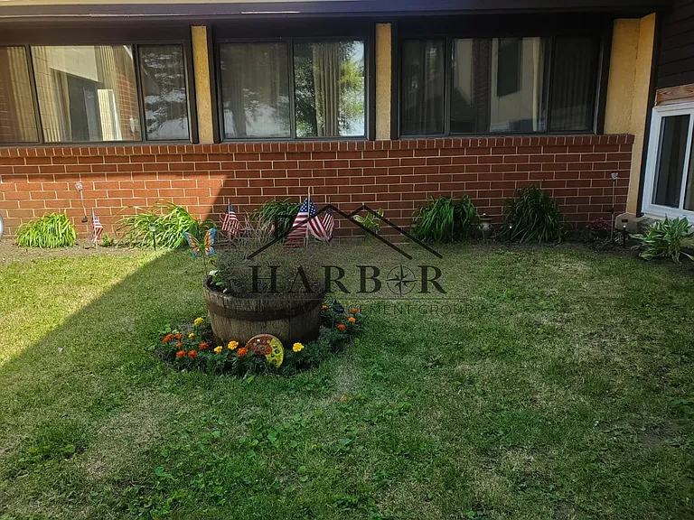 Valley View Apartments — Photo 8