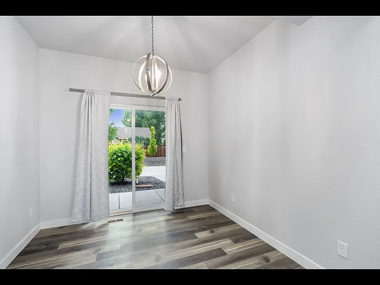 724 Finch Dr — Photo 6