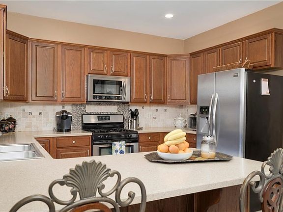 5th image of 141 Collins Ln