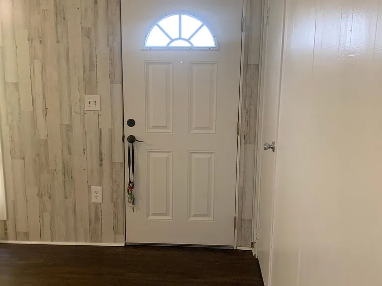 2620 Village Green Ln — Photo 1