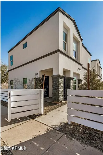 1305 E Madison St Photo 1