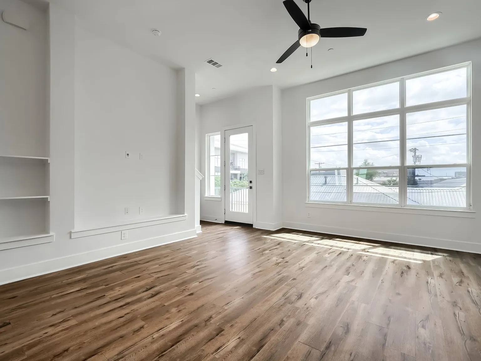 3 bed, 1942 sqft, $3,000 — Photo 1