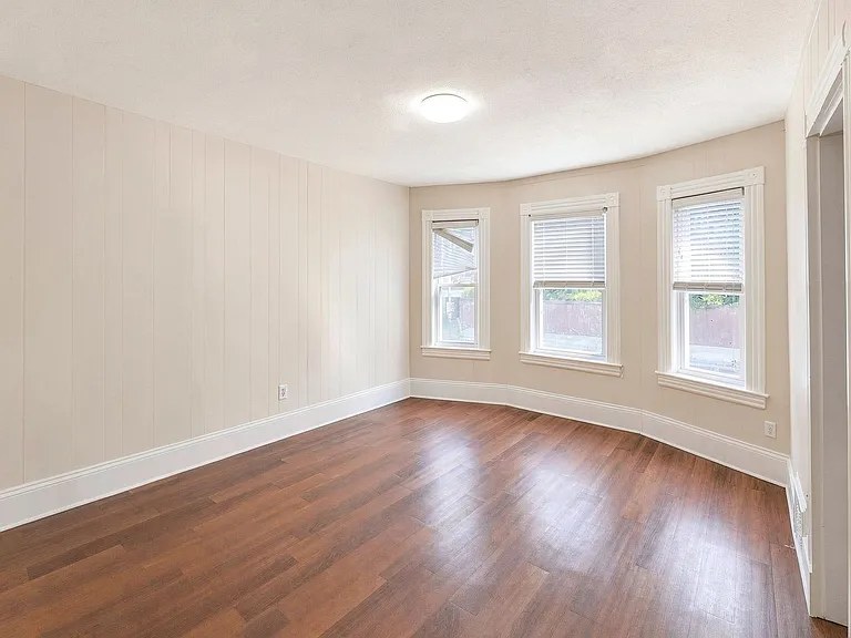 325 Rogers St — Photo 28