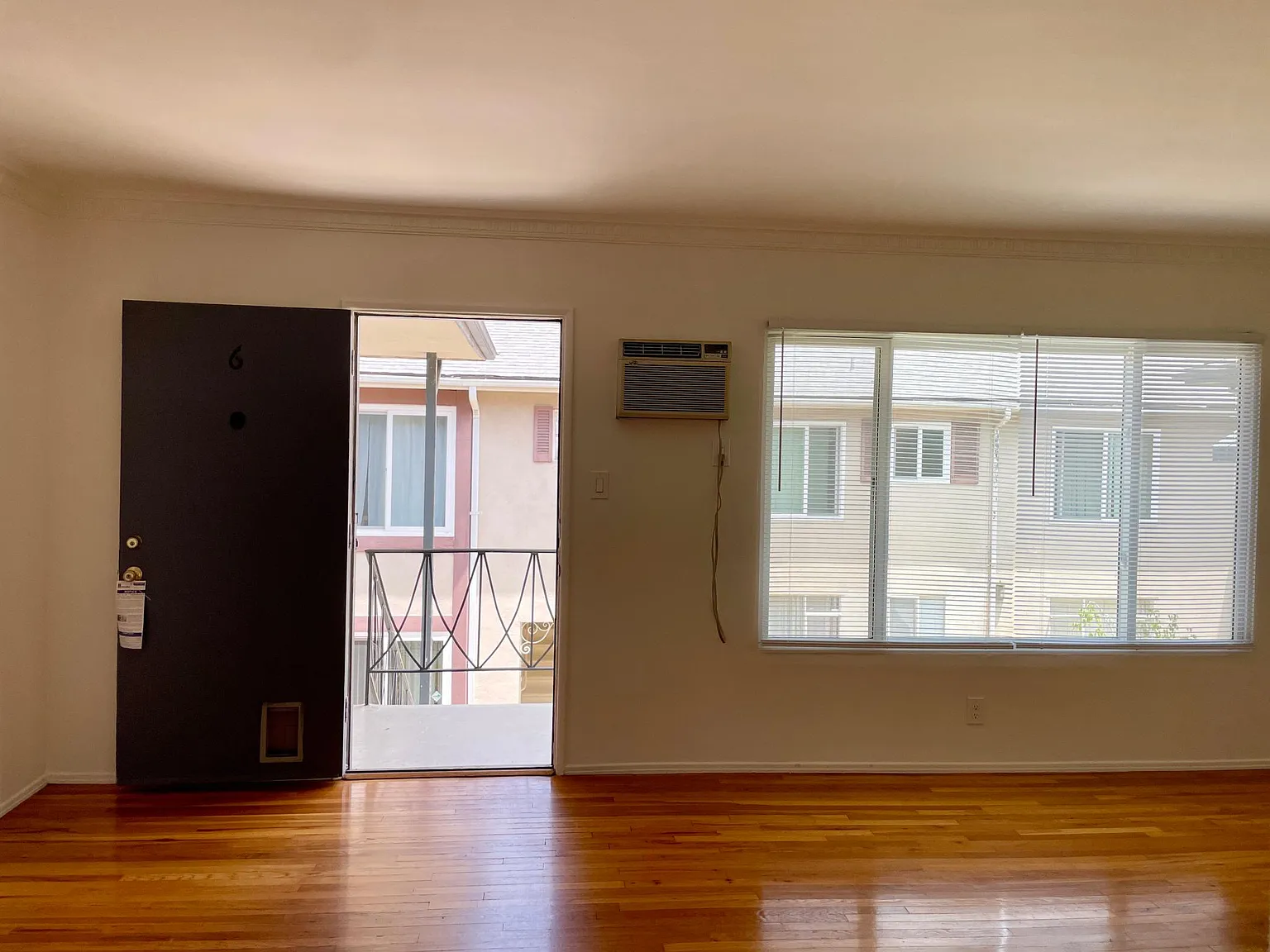 402 N Palm Dr — Photo 3