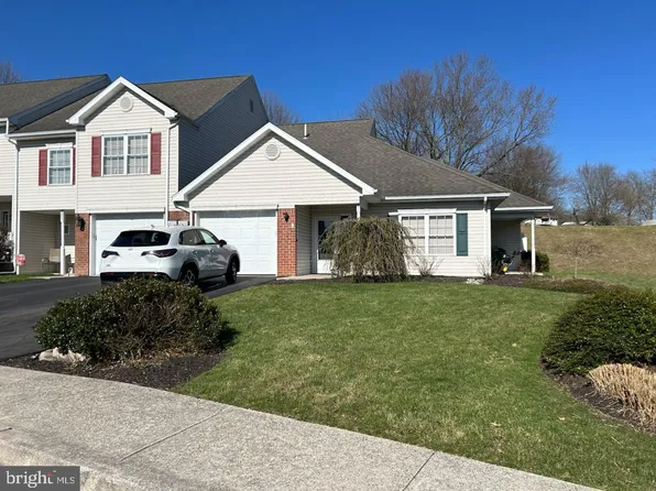 204 Pine Crest Village Dr, Pine Grove, PA 17963