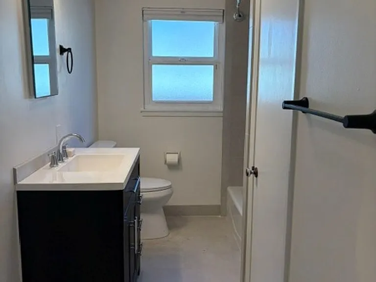 430 S Bayview Ave — Photo 7