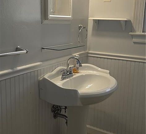 4th image of 2052 Cedar Rd