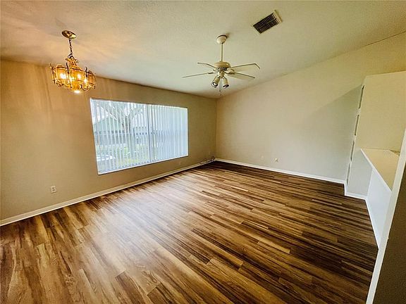5th image of 662 Villa Ct