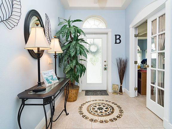 Beautiful entry & office