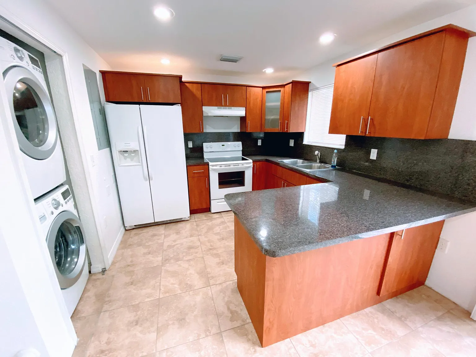 3 bed, 1200 sqft, $3,000 — Photo 3