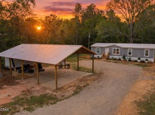 650 Satellite Rd, Graceville, FL 32440