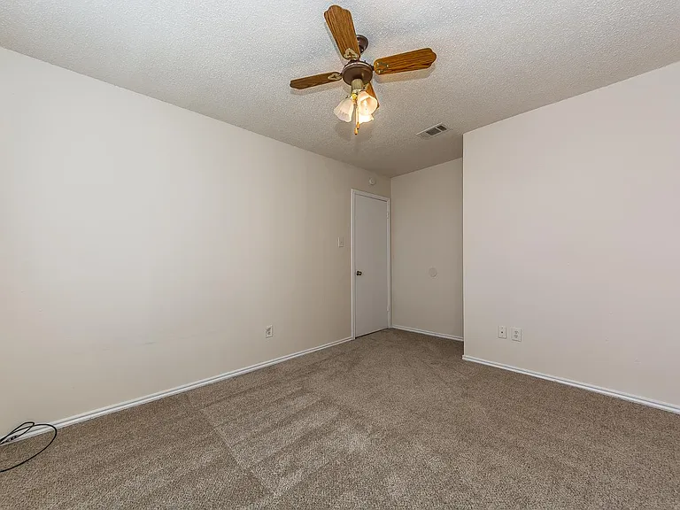 2710 Francisco Dr — Photo 18