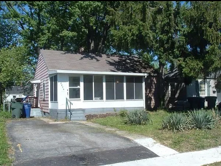 2279 Grasmere Ave photo 1
